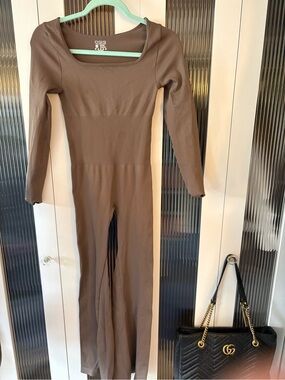 Long-Sleeve Square-Neck Bodysuit in Brown